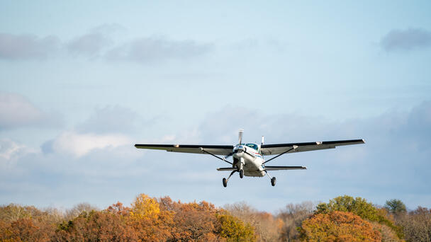 ⛳️ Not your average golf hazard: a plane just dropped in!