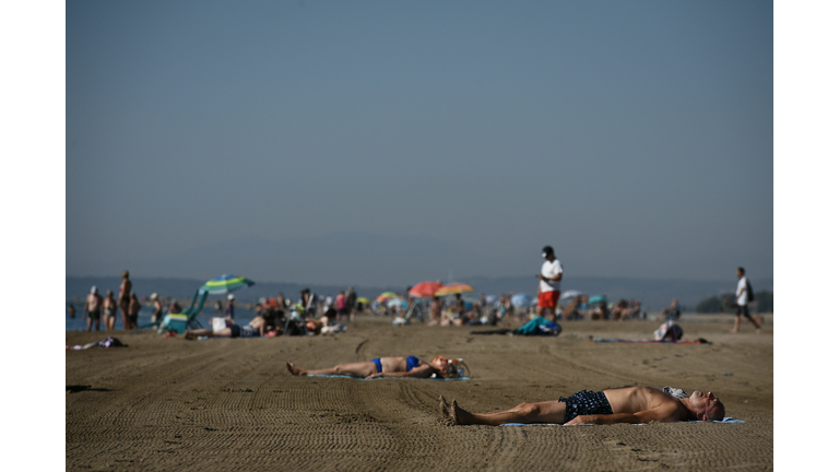 TOPSHOT-FRANCE-WEATHER-BEACH-TOURISM