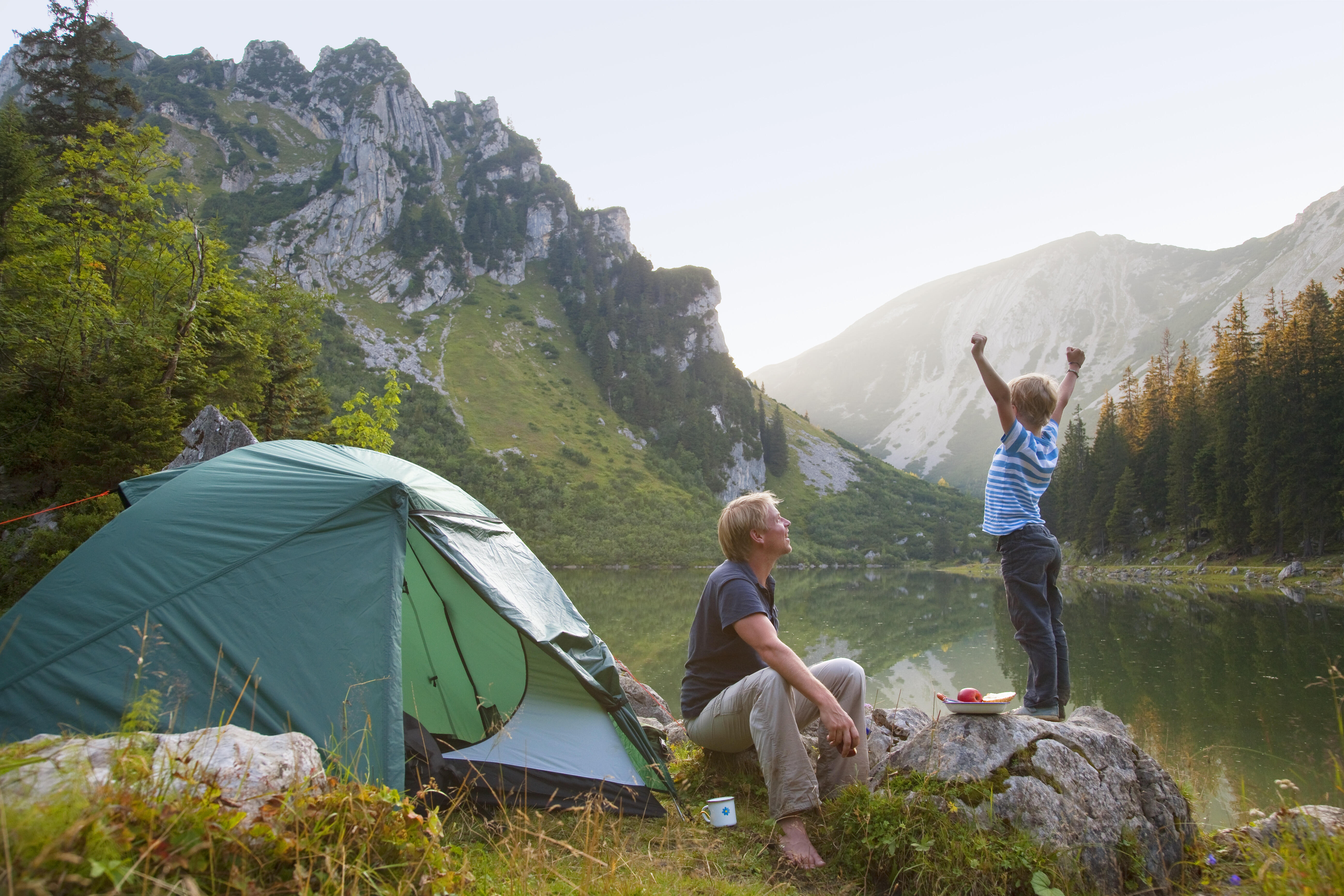 Camping with dad. Поход летом. Туризм с палатками. Палатка на природе. Поход на природу.