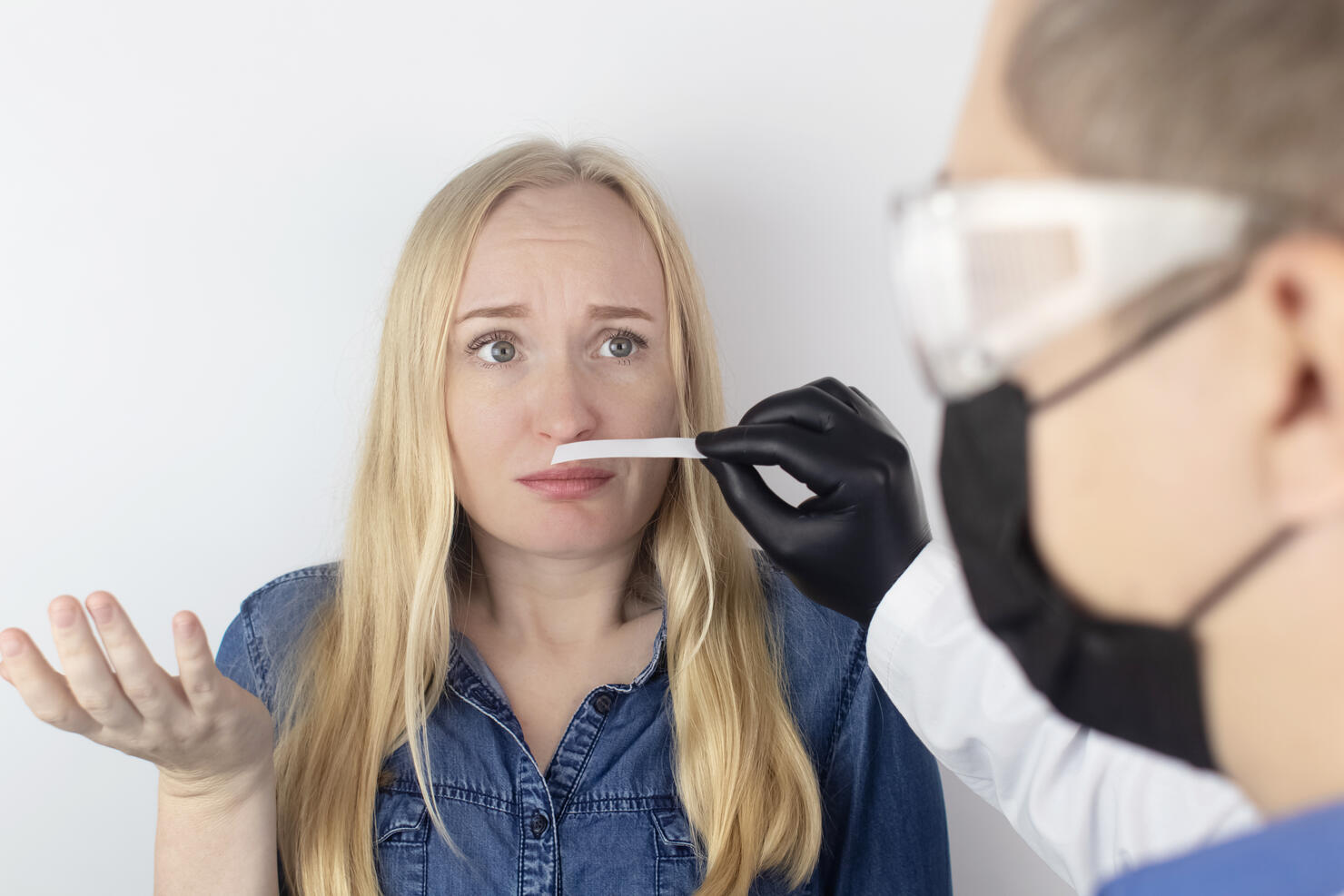 The girl complains to the doctor about the loss of smell. The doctor conducts a sense of smell test. Diagnostics of covid-19. Symptoms of the coronavirus. Quarantine and isolation. Test for sars-cov-2