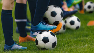 Tremenda patada en el partido de futbol!