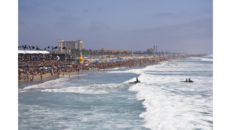 Crowded beach at US Open of surfing.