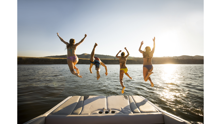 A group of freinds enjoying a day at the lake