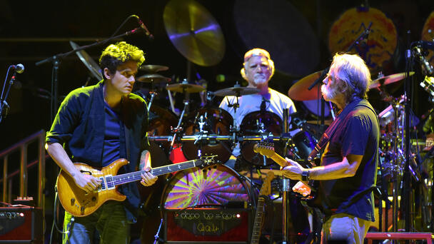 Watch John Mayer and Bob Weir play Dead classics at Rise for the River 