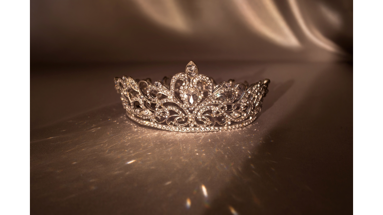 Princess royal crown, beauty contest. King, queen.