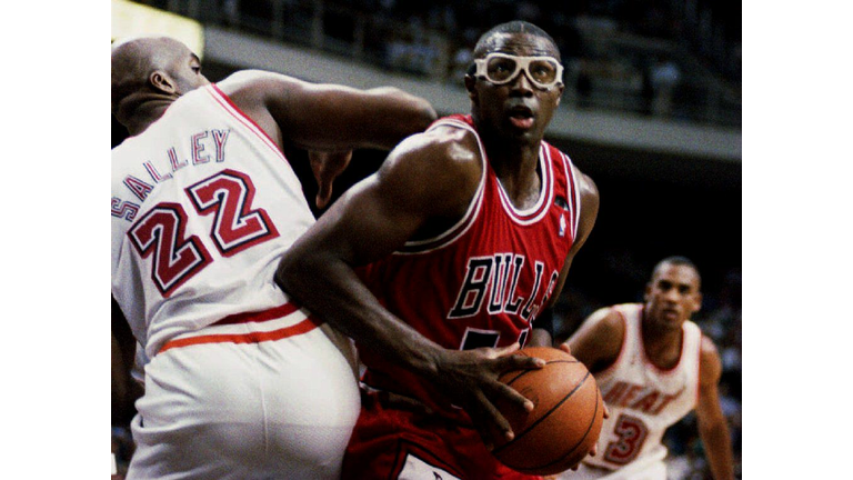 Chicago Bulls Horace Grant (C) maneuvers around Jo