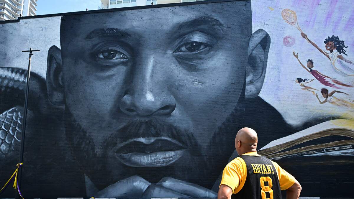 Kobe, Gianna Bryant mural unveiled at basketball court in