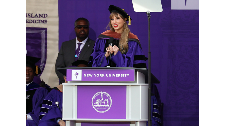 Taylor Swift Delivers New York University 2022 Commencement Address...