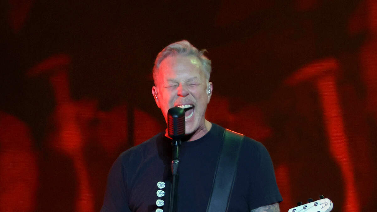 James Hetfield's Emotional Onstage Speech To Those Who Are Struggling ...