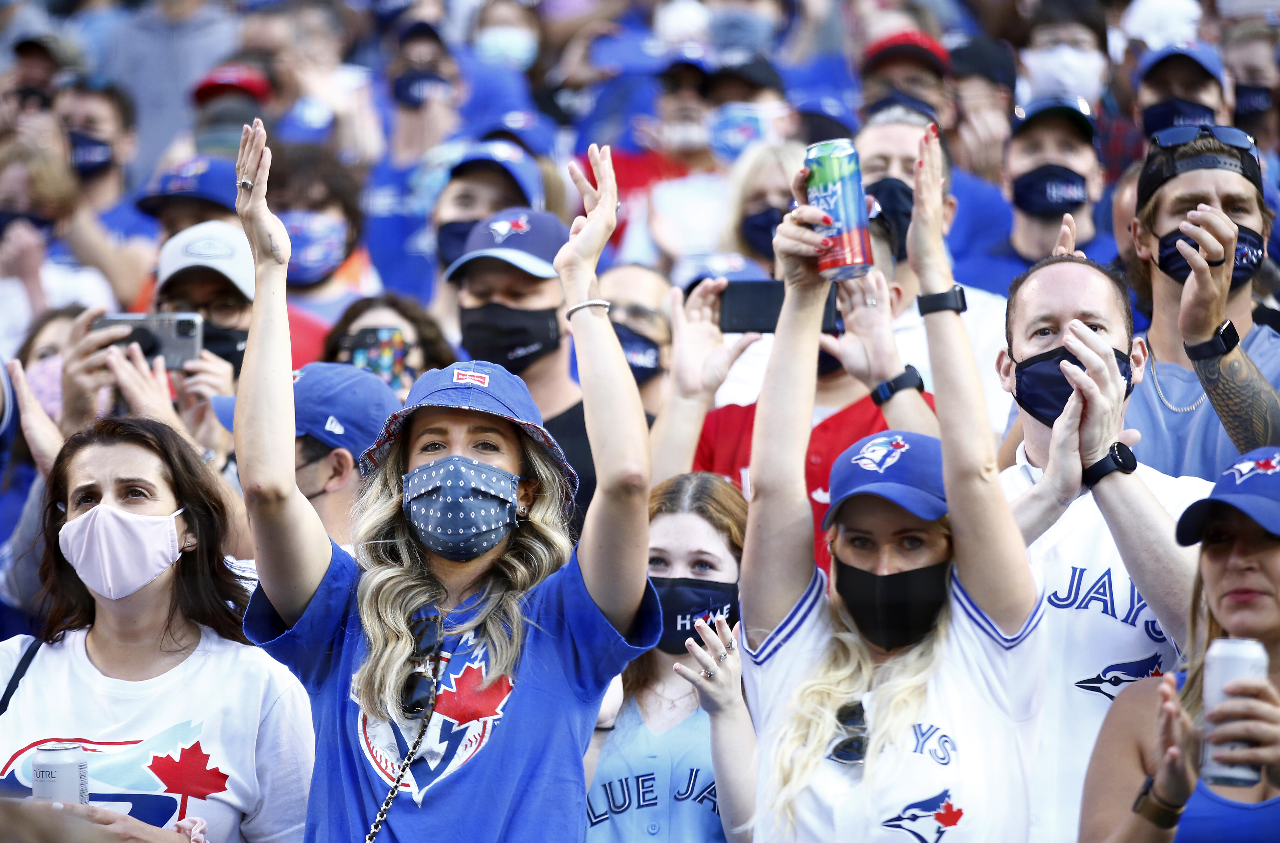 Sports Fans Were Caught Having Sex At A Blue Jays Game Flipboard 5876