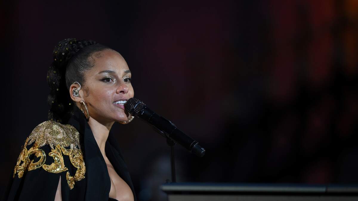 Watch Alicia Keys Get Ambush Kissed She Looked Shocked! 106.1 KMEL