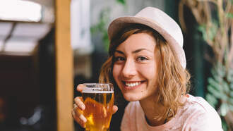 Comedian Gets Beer Thrown At Her While On Stage! Then She drank It..