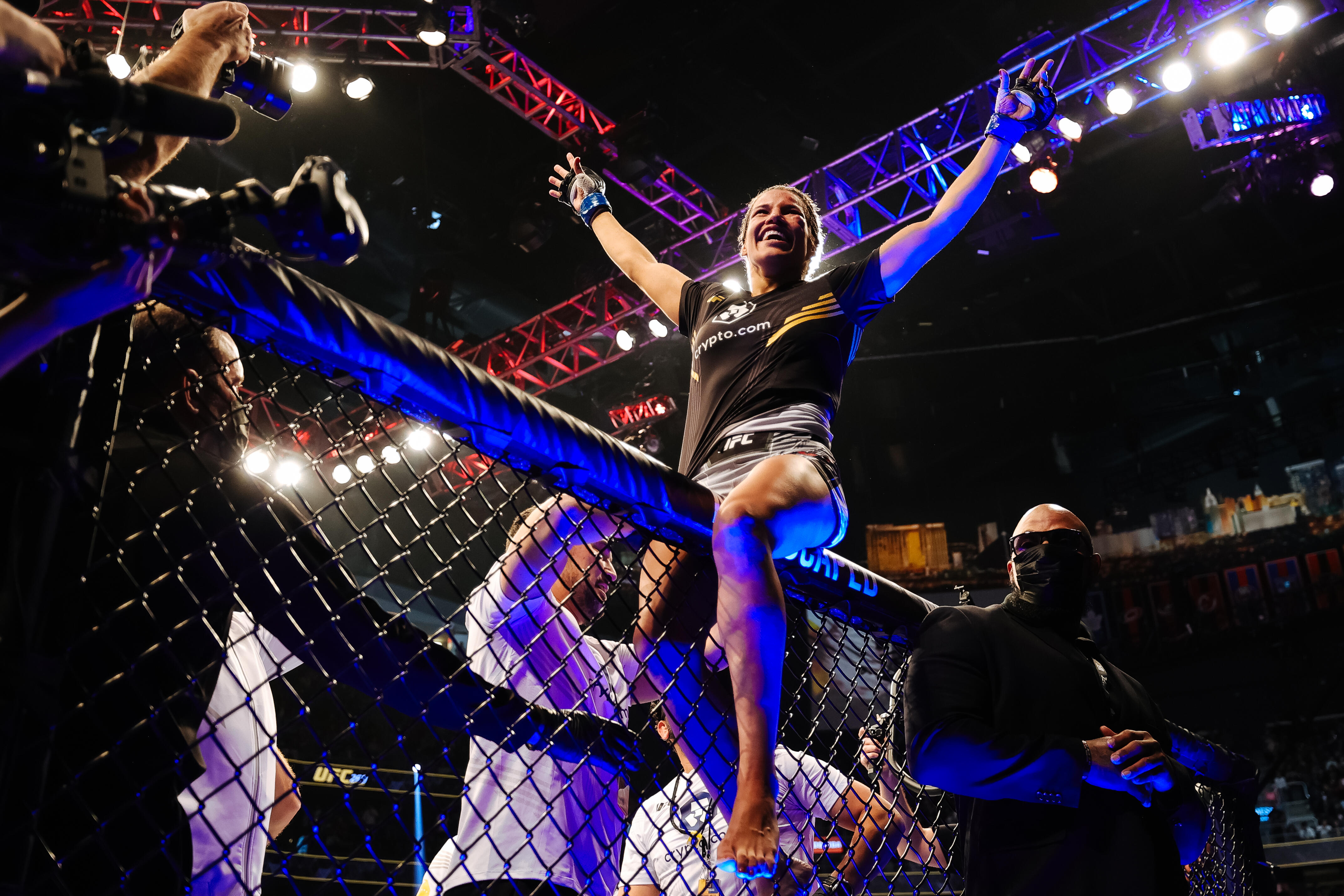 Video Bare Knuckle Female Fighter Celebrated By Flashing Crowd After Win Iheart