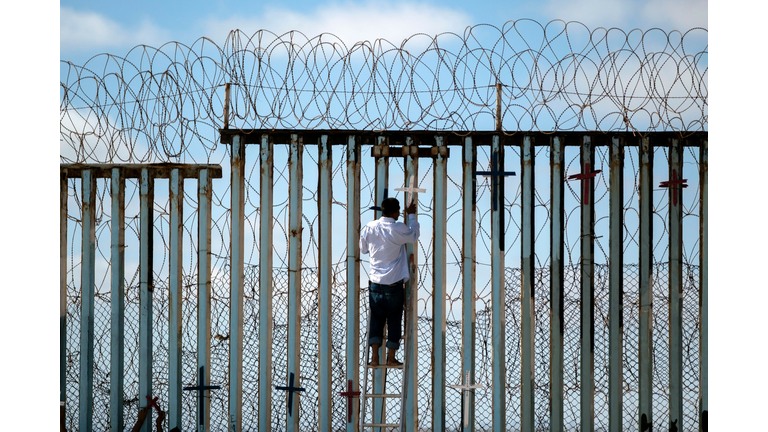 TOPSHOT-MEXICO-US-MIGRATION-VIGIL