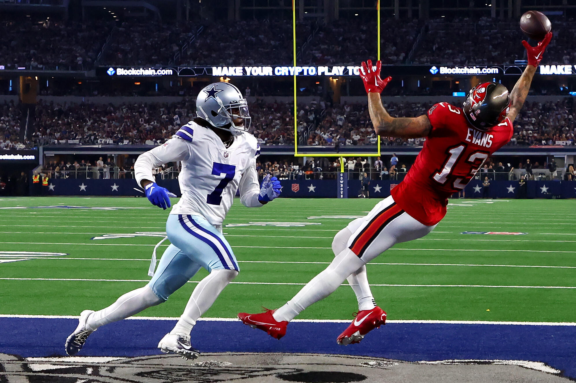 WATCH: Bucs Mike Evans Makes HIGHLIGHT One-Handed TD Catch Vs Dallas ...