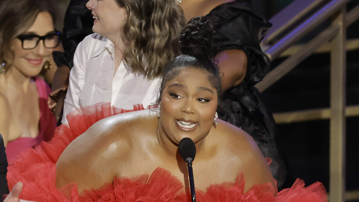 Watch Lizzo's Emotional Acceptance Speech at the 2022 Emmy Awards 105