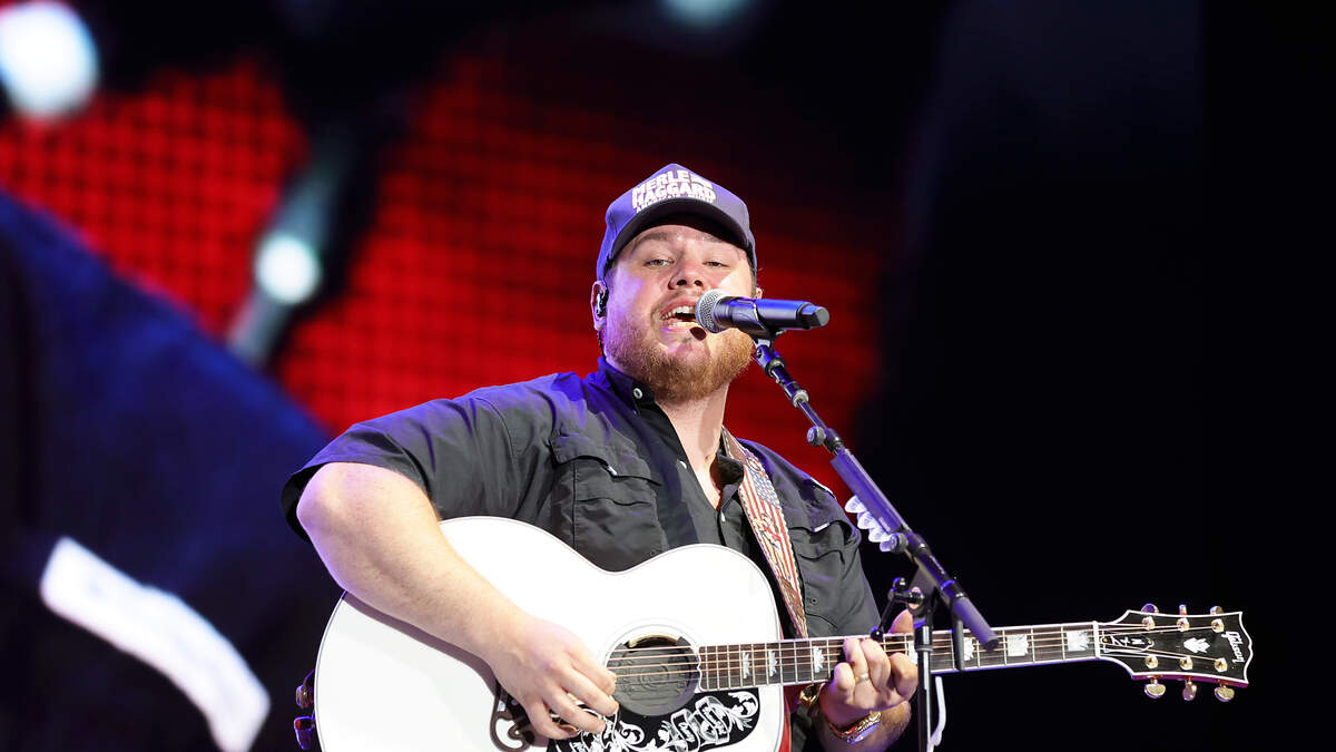 Lightning halts Luke Combs Charlotte concert at Bank of America Stadium