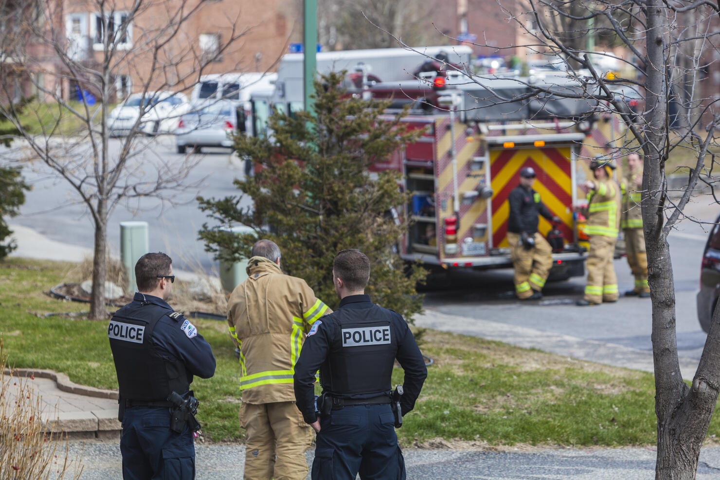 Firefighters and two police officers at the time of the coronavirus