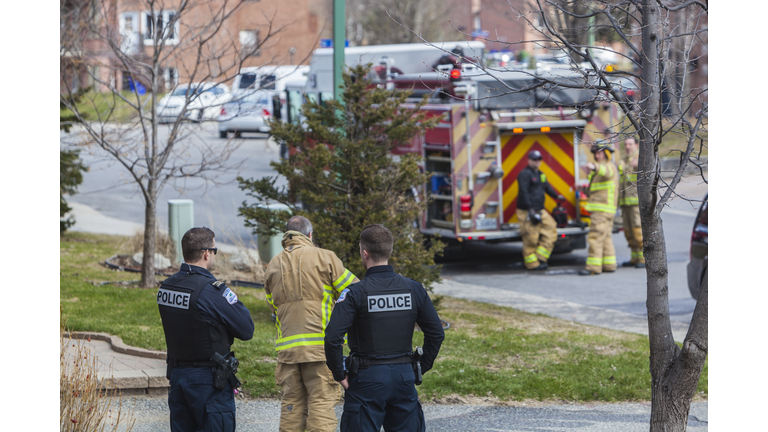 Firefighters and two police officers at the time of the coronavirus