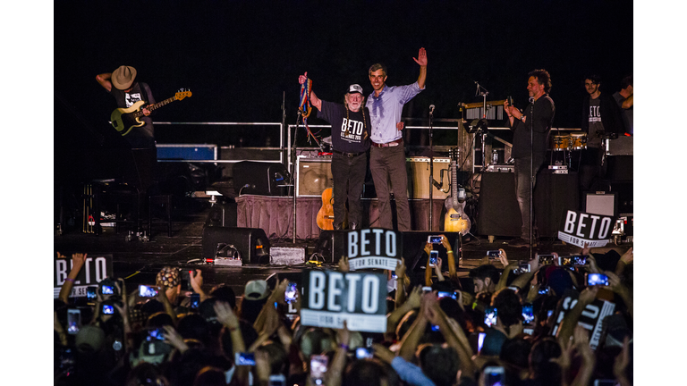 Willie Nelson joins Beto O'Rourke At Campaign Rally