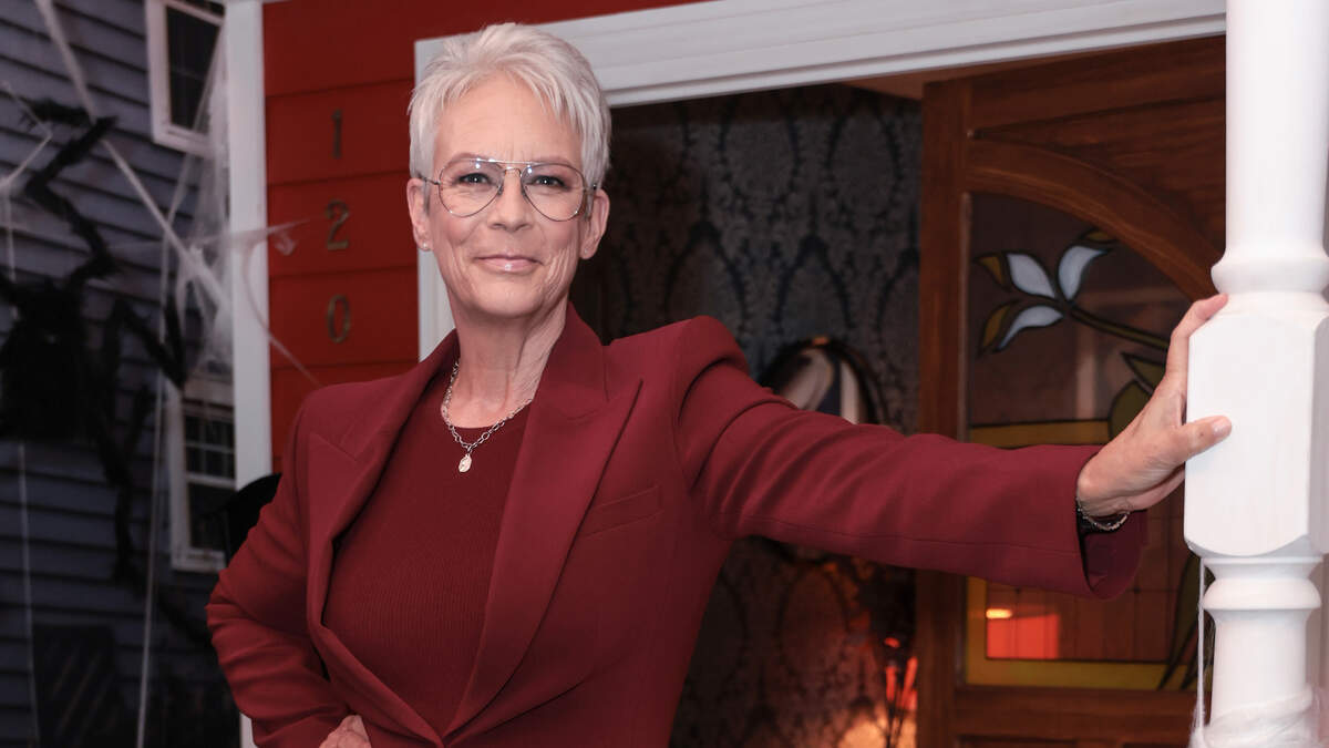 See Jamie Lee Curtis In The Final Trailer For "Halloween Ends"! 102.5