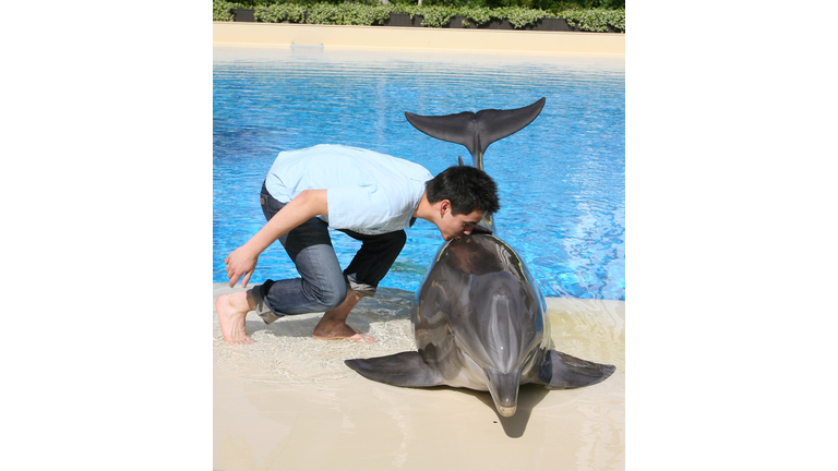 American Idol Contestants Visit LOVE