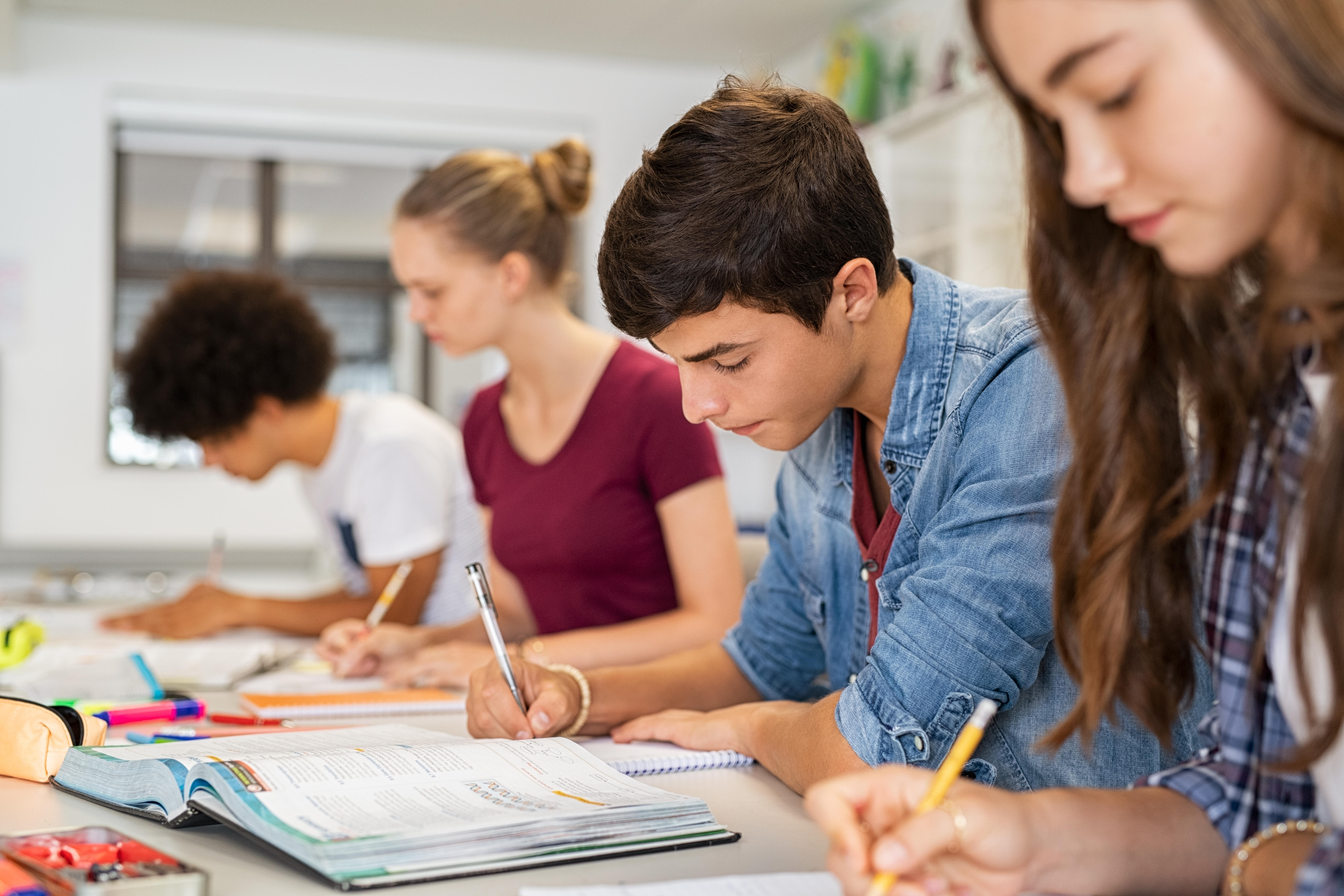 4 school students. Фото школьники старшеклассники Сток. Обои для старшеклассников. Ориентация на среднего ученика. Школьные записи.