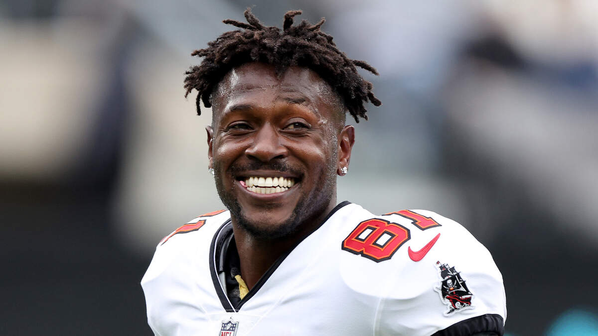 Antonio Brown Flashing Guests At Hotel Pool 