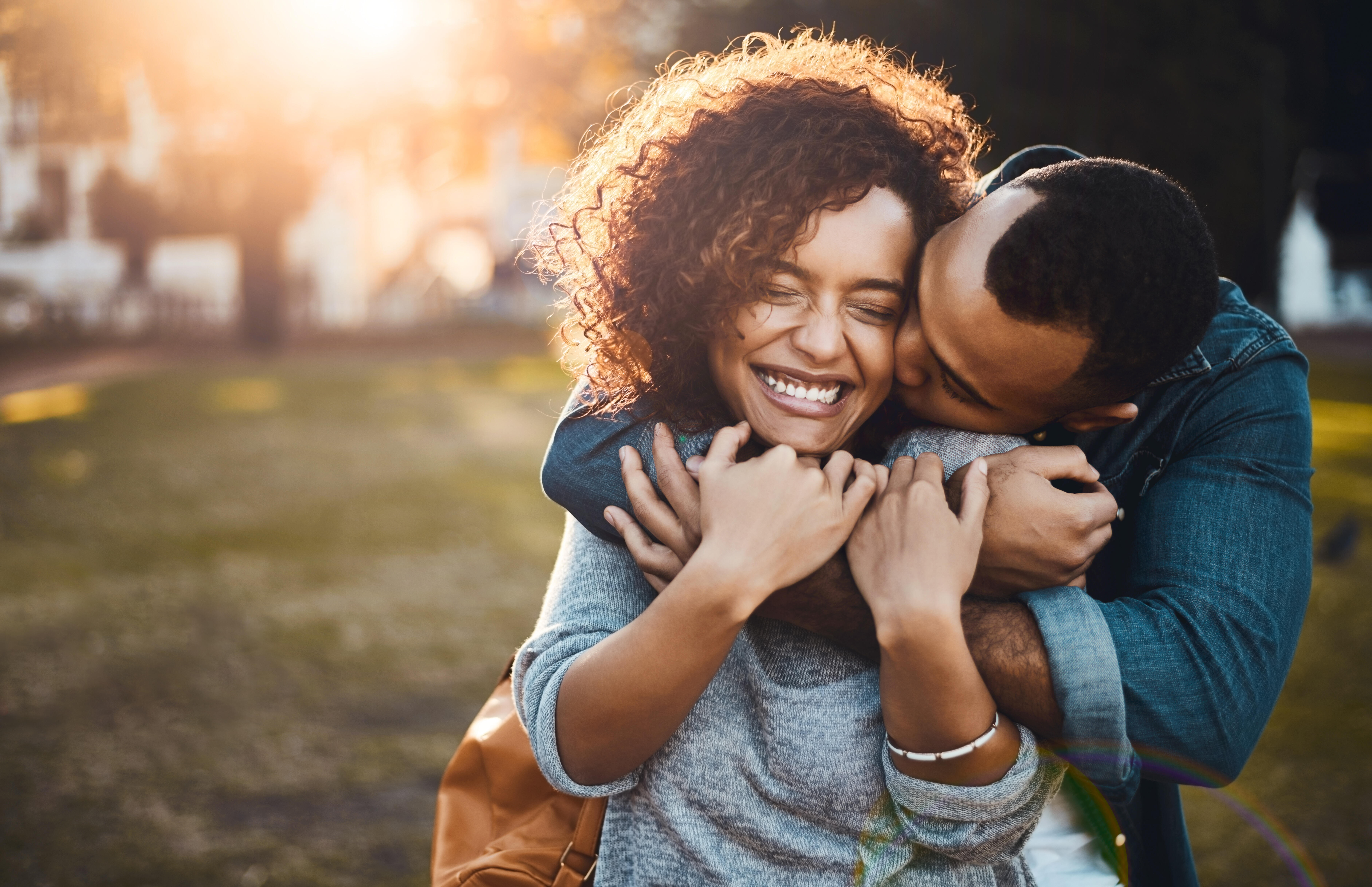 Loving people. Эмпатия любовь. Чувства. Любовь это идеи. Casal.