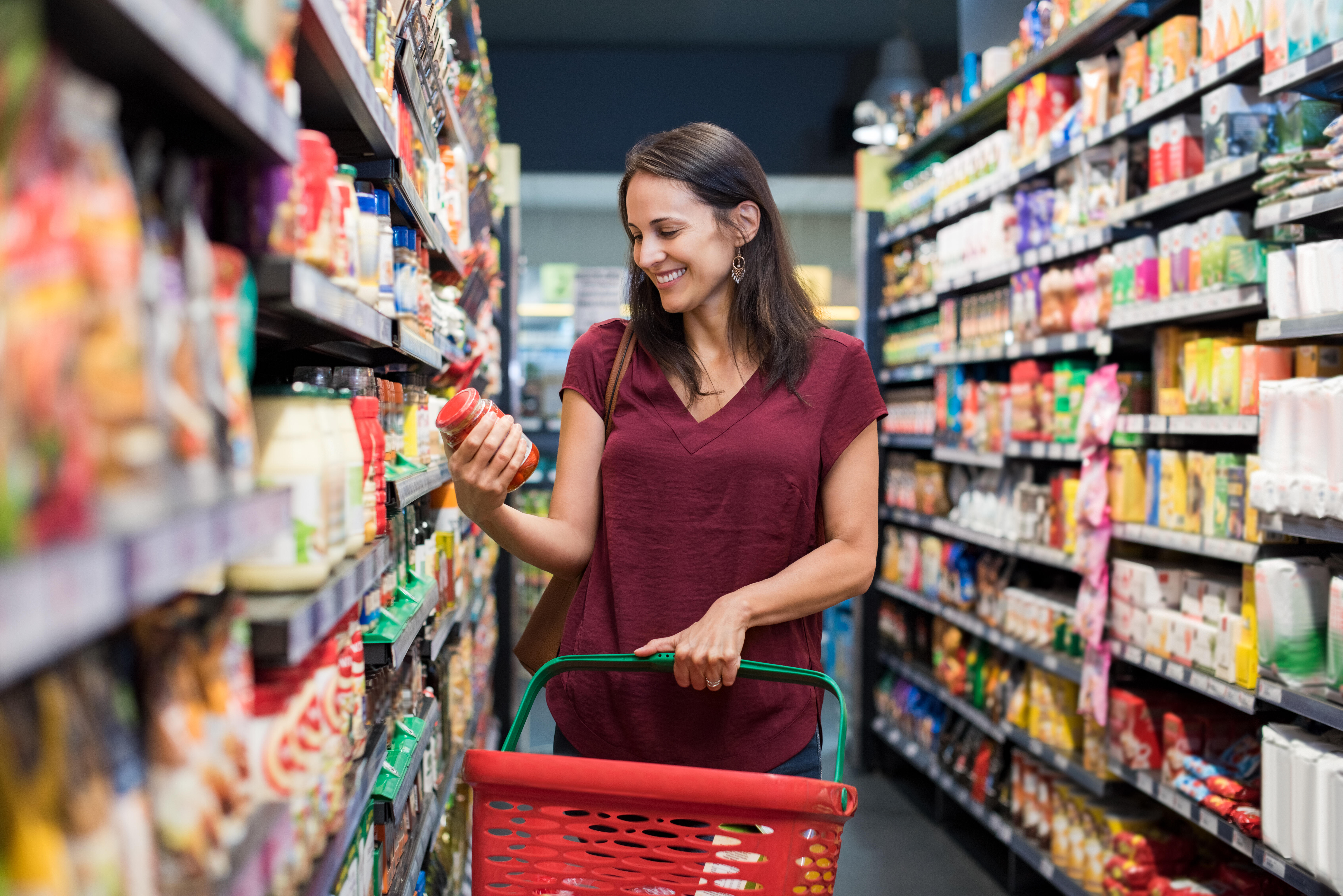 Best shopping store. Люди в супермаркете. Покупатель в магазине. Женщина с продуктами. Люди в магазине.