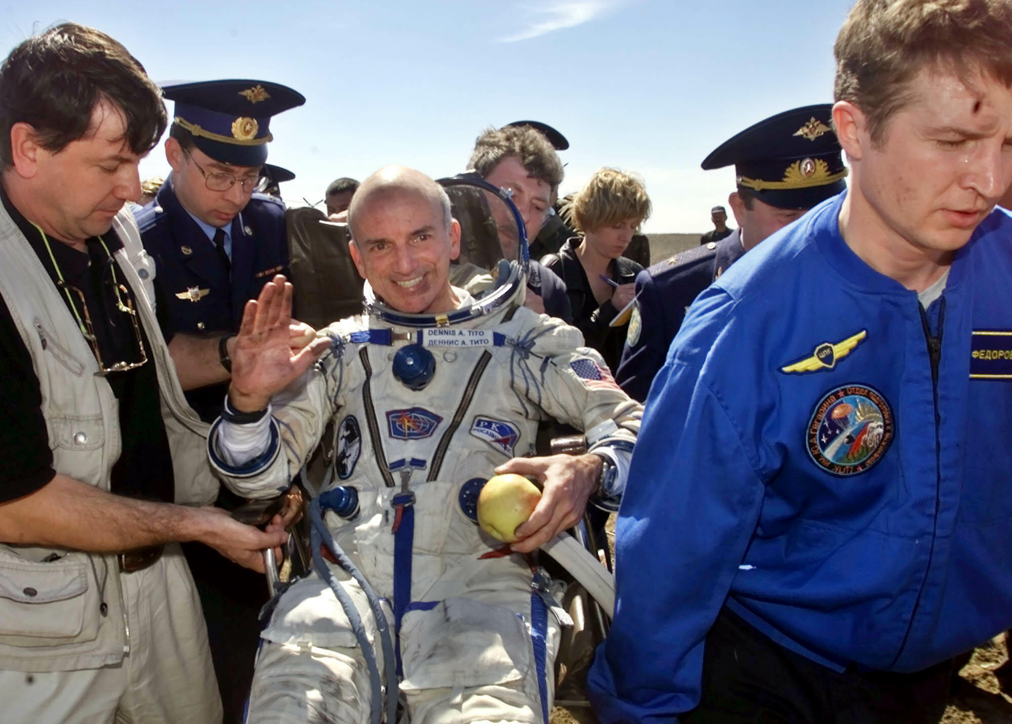В каком году состоялся 1 полет. Деннис Тито полет в космос. Деннис Тито космический турист. Первый турист в космосе Дэннис Тито.