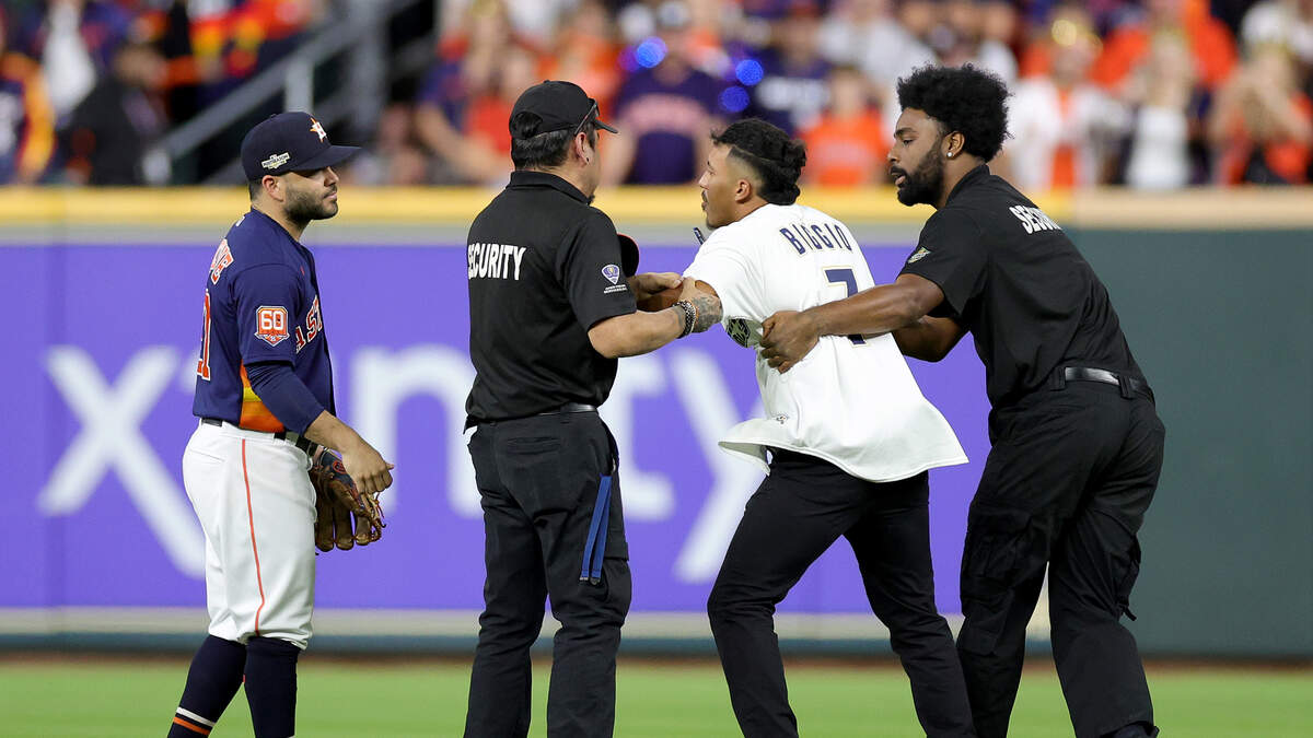 Astros' Jose Altuve shares moment with selfie-seeking field invader