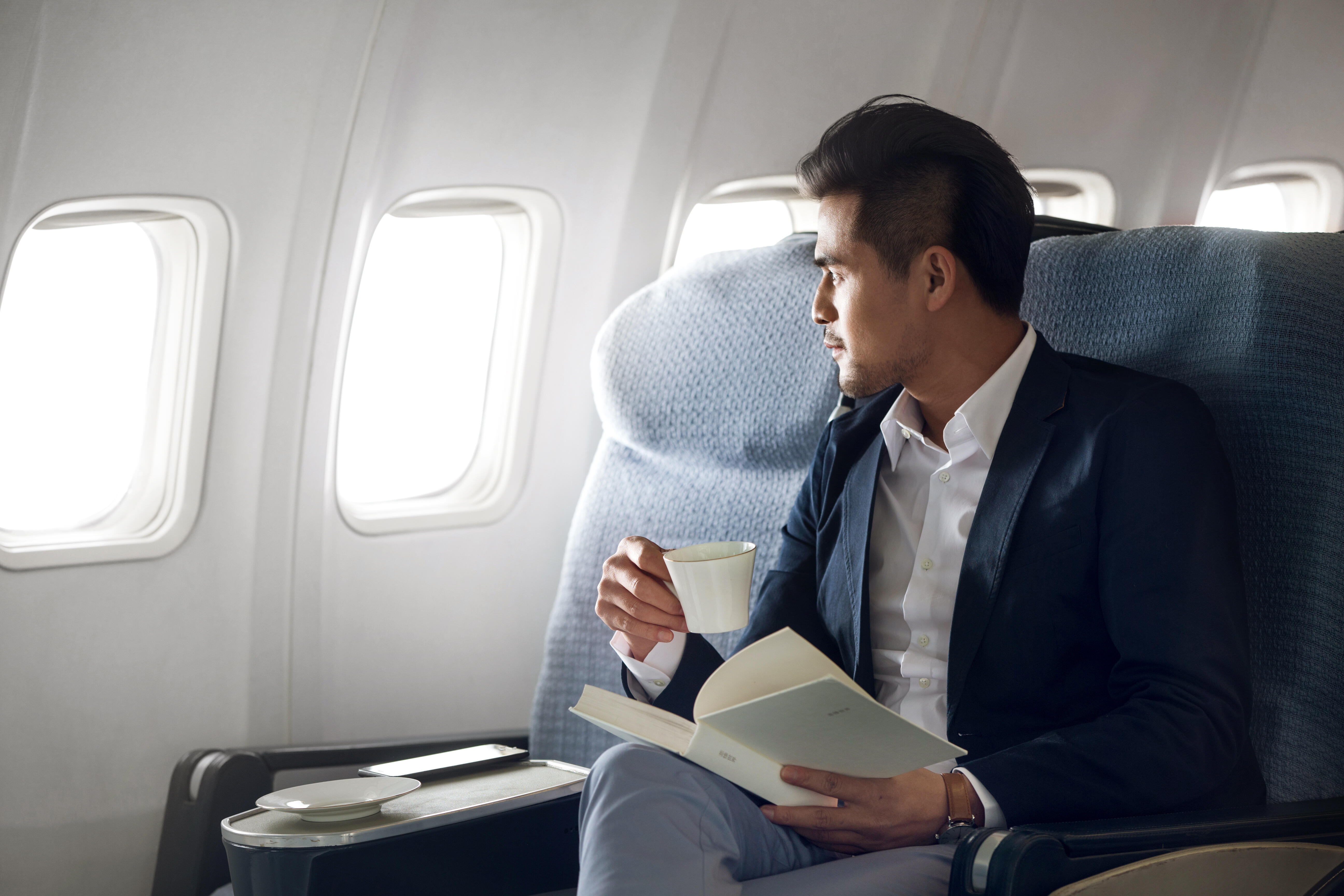 Путешествие на самолете. Путешествие на самолете для детей. Девушка в салоне самолета. Путешествие на самолете картинка для детей. I go by plane.