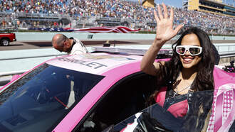 Natti Natasha es Criticada por querer Beso de Animador Roberto Hernandez