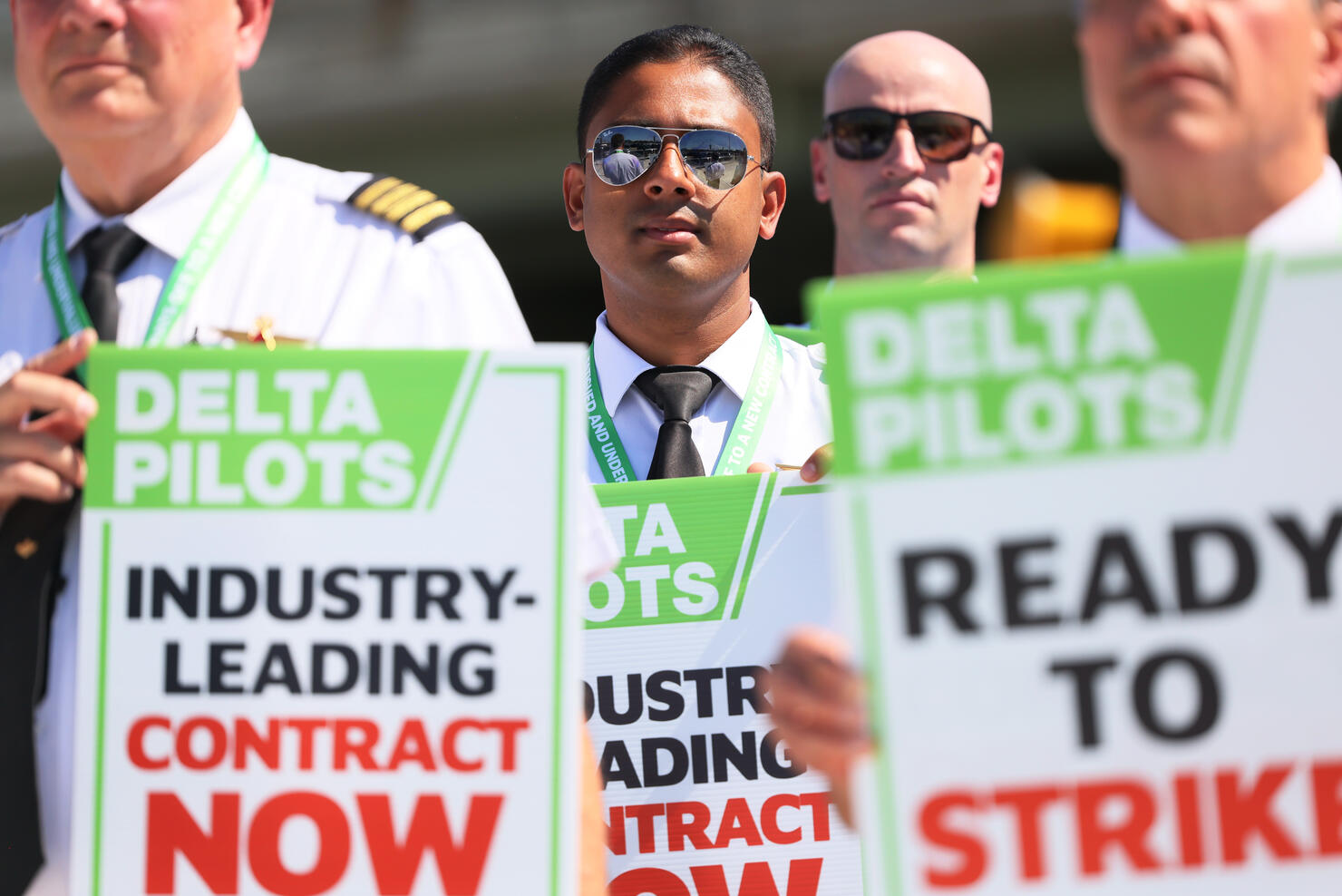 Delta Pilots Picket For New Contract