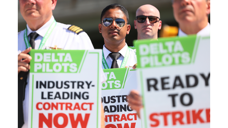 Delta Pilots Picket For New Contract