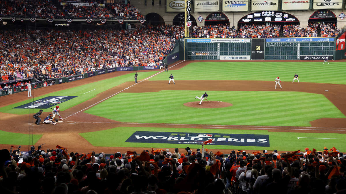 📸  Texans Rookies Throw Out First Pitch for the Houston Astros