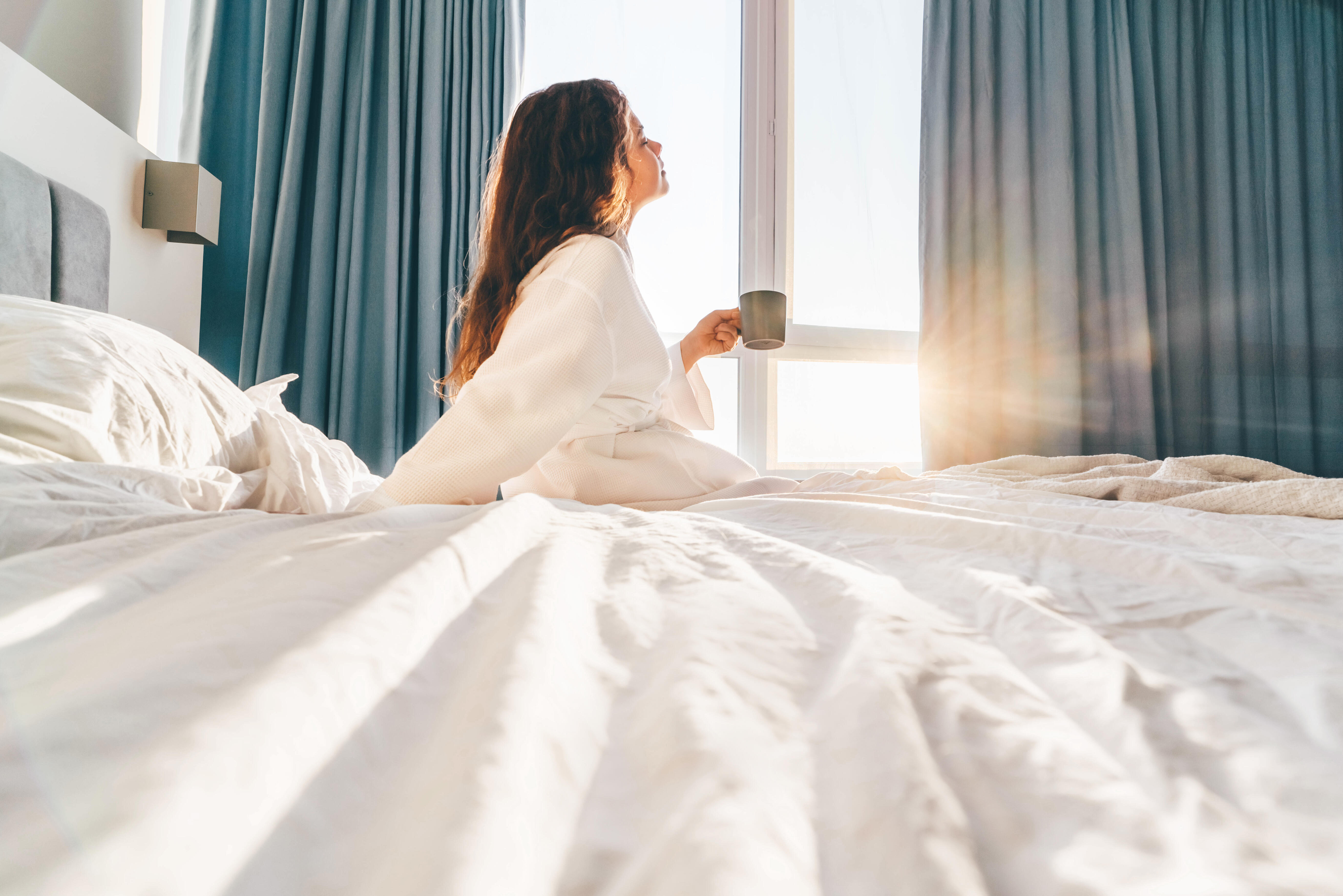Рано встаешь дорогой. Просыпаться рано. Идеи для фотосессии женщины в солнечной постели. Постель Солнечный свет. Трудно вставать по утрам.