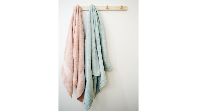 USA, New Jersey, Jersey City, towels hanging on rack