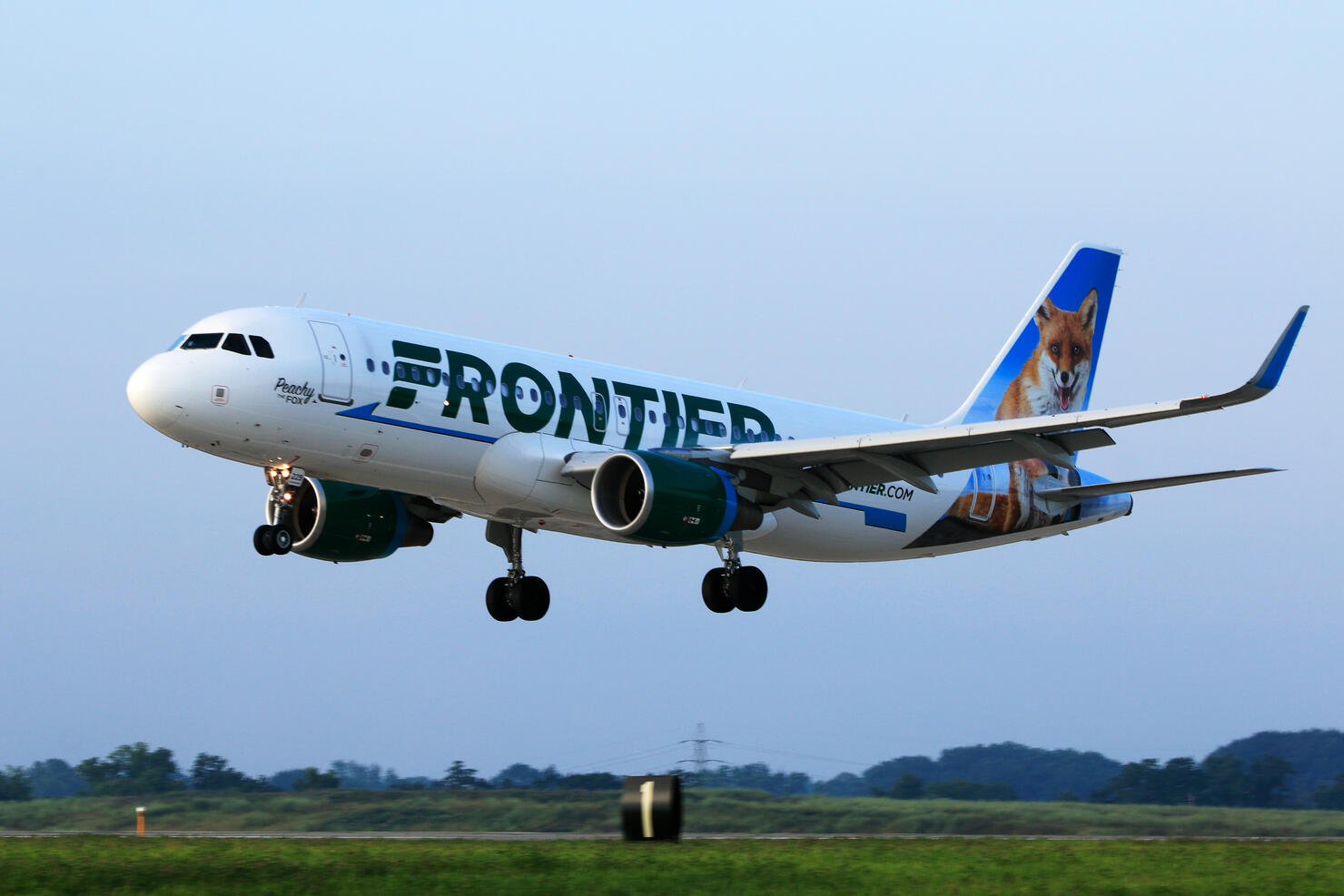 Frontier Airlines A320 Landing at Cleveland Hopkins International Airport