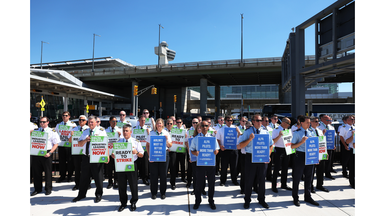 Delta Pilots Picket For New Contract