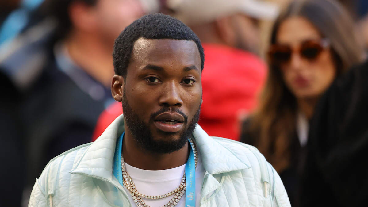 Meek Mill Trips Referee at Sixers Game, Issues Apology - Rap-Up