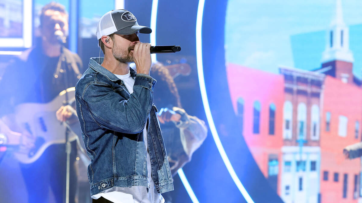 Walker Hayes Drops Emotional New Tune "Face In the Crowd" 93.1 WPOC