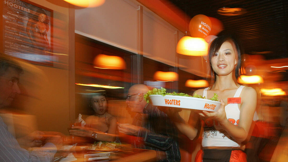 A 5 Year Old's Birthday Party at Hooters!? Watch 106.1 KMEL The