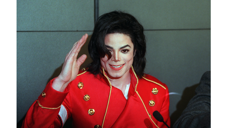 (FILES) US pop star Michael Jackson wave