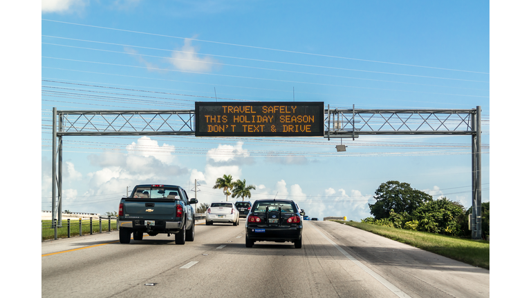 Text and drive warning on electronic message board in Florida