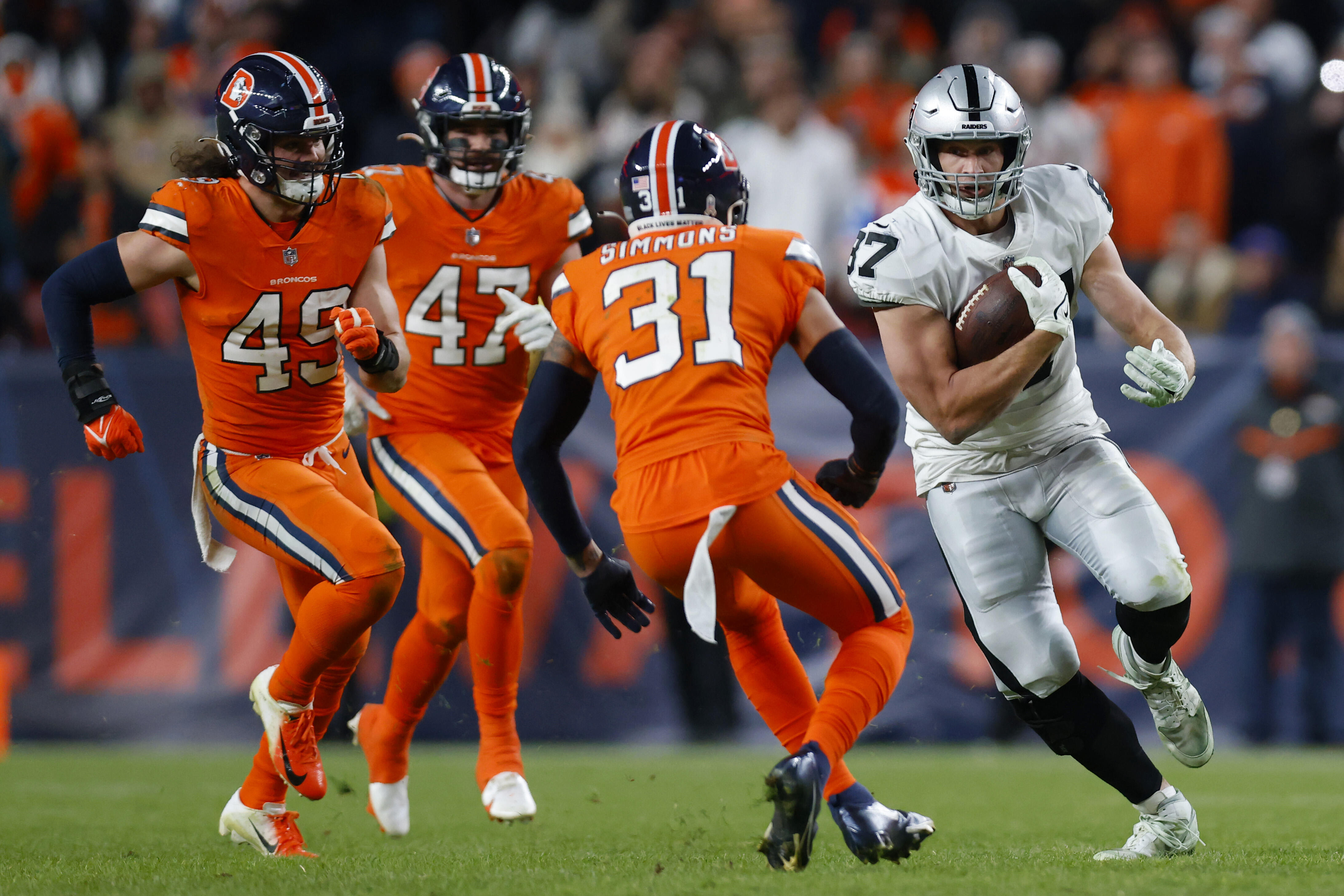 Derek Carr of the Las Vegas Raiders and Russell Wilson of the Denver  News Photo - Getty Images