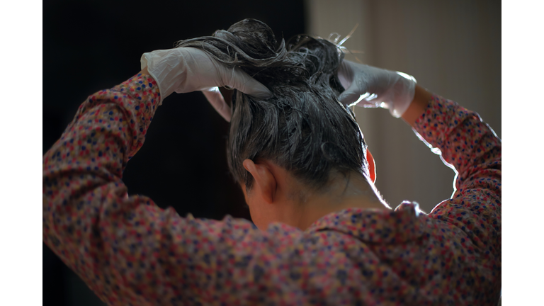 A woman dye her hair by herself