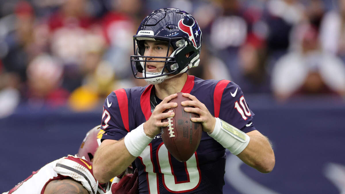 Sources: Texans go back to Davis Mills, original QB1, as starter for Cowboys  game