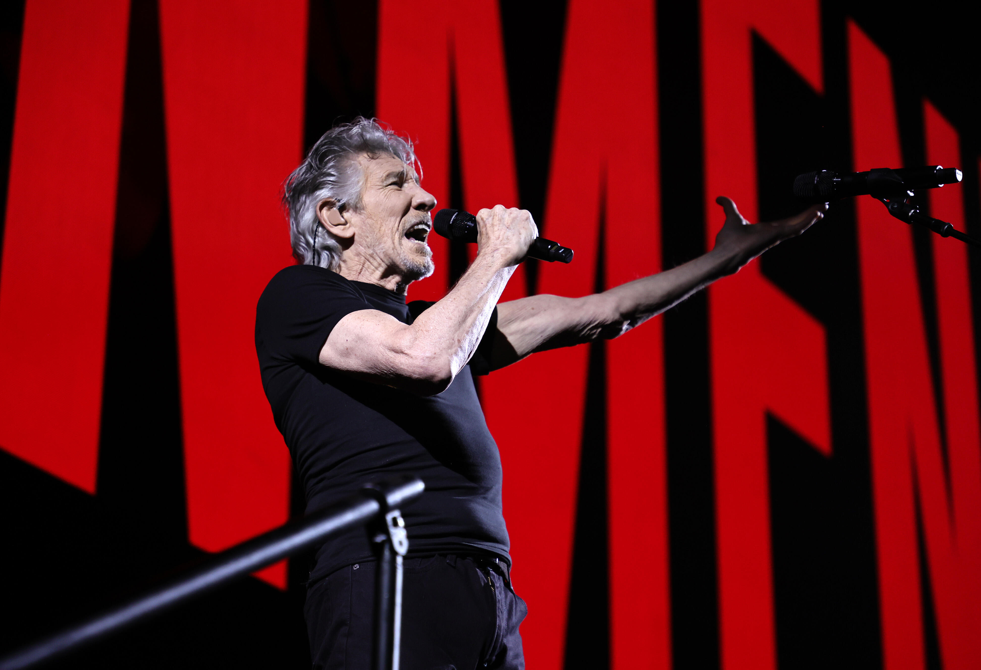 Roger Waters Revamps Pink Floyd Classics In The Lockdown Sessions Iheart 3842